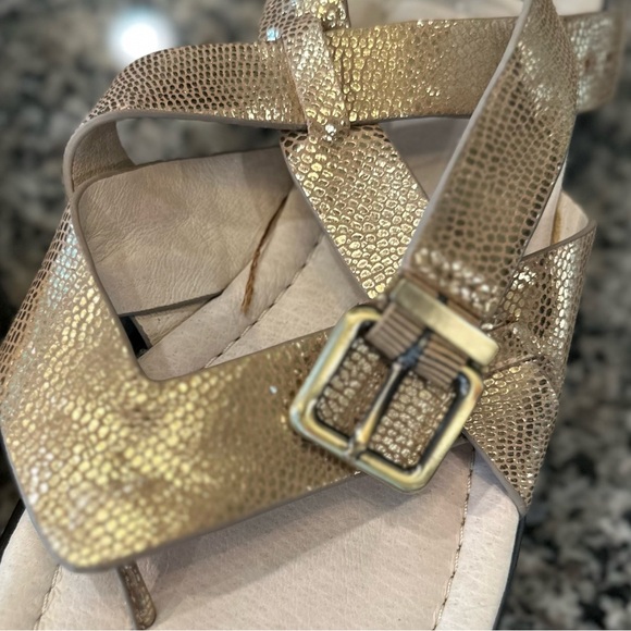 Donald J. Pliner Thong Sandals in Gold, Size 9M - Picture 14 of 14